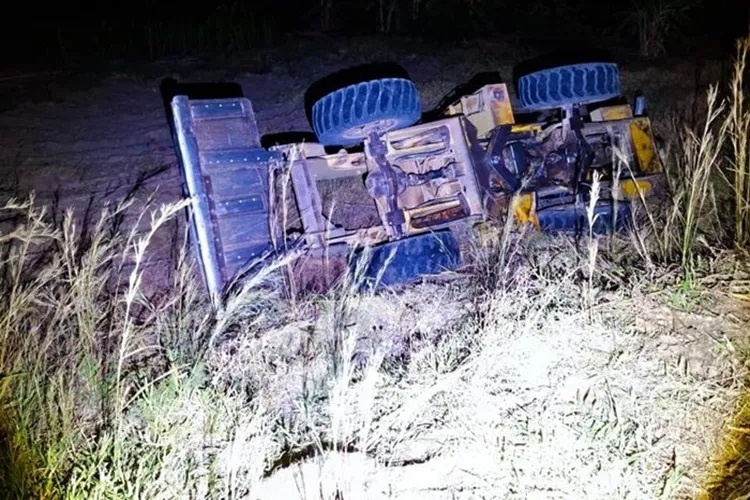 Duas pessoas ficam feridas após pá carregadeira tombar na zona rural de Guanambi