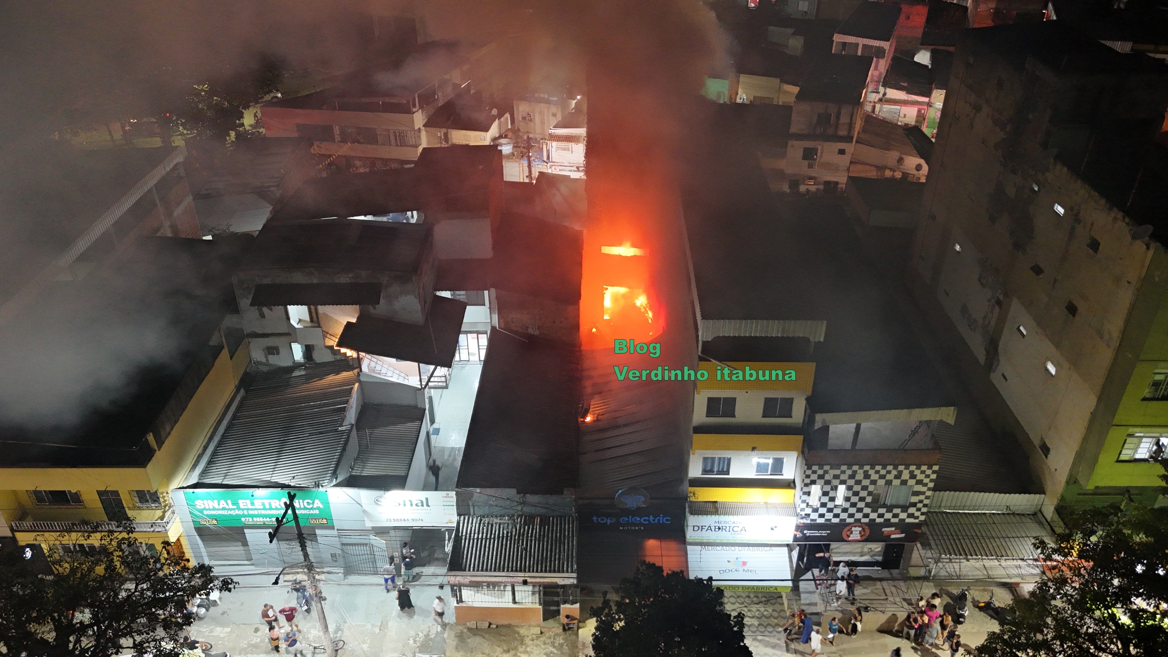 Duas pessoas são resgatadas após incêndio em loja de motos no Sul da Bahia