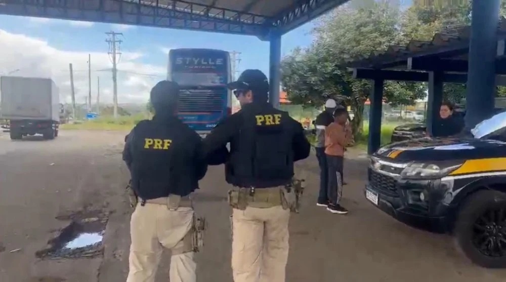 Motorista de ônibus foge e abandona passageiros após apresentar documentação falsa em Feira de Santana
