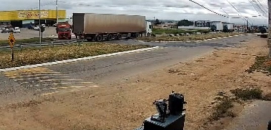Motociclista sobrevive após colisão com carreta em cruzamento no Vale do Jiquiriçá