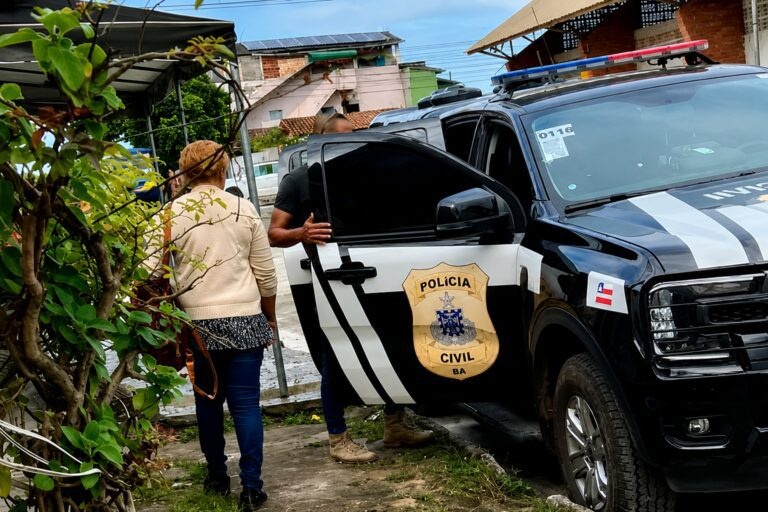 Cuidadora é presa acusada de desviar cerca de R$ 100 mil de idosa; caso ocorreu no Extremo Sul baiano