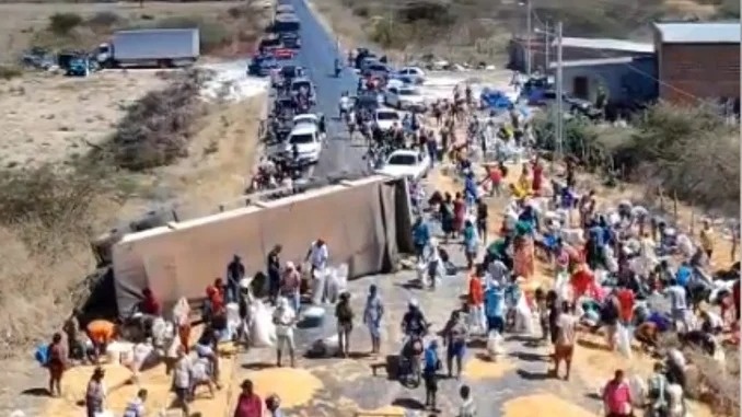 Carreta com carga de milho tomba na BA-161 em Barra e interdita rodovia