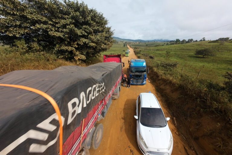 Desvio entre Belmonte e Eunápolis eleva custos, atrasa transporte e preocupa empresários e caminhoneiros, relata site