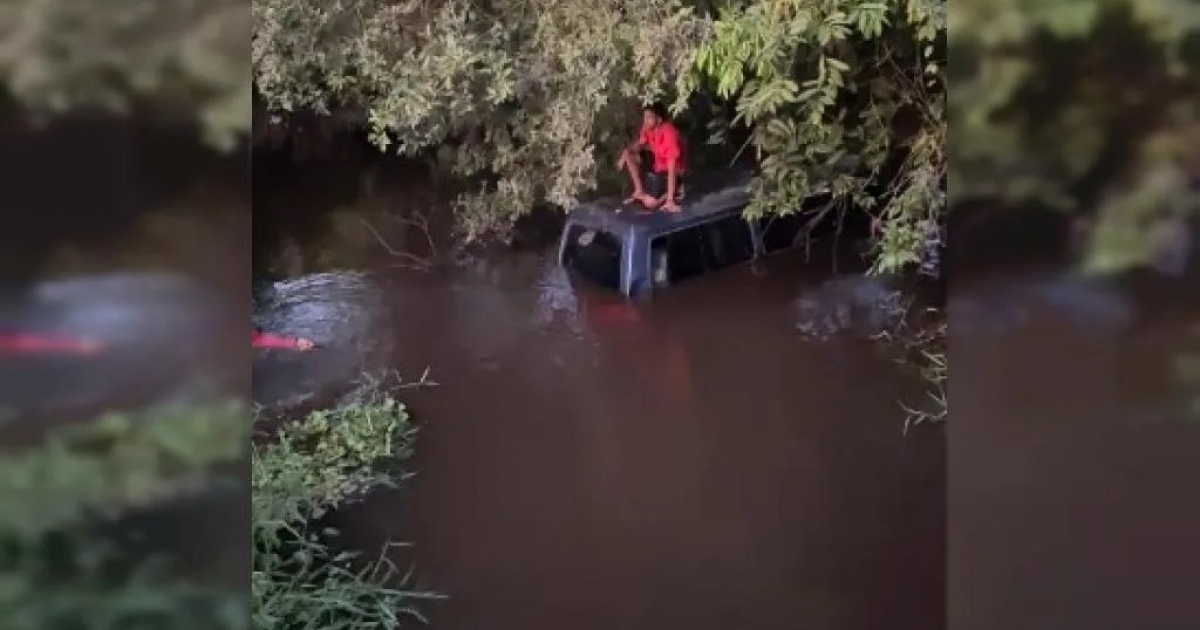 Van com 11 estudantes cai em rio no Recôncavo após falha nos freios
