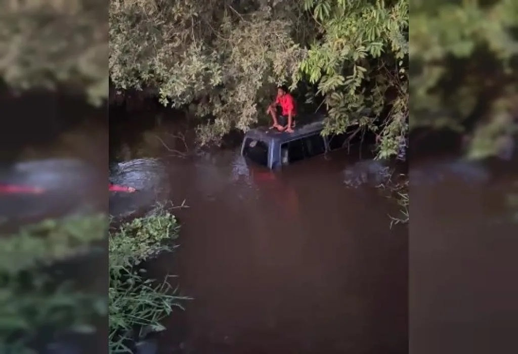 Van escolar com estudantes cai em rio após falha nos freios em trecho do Recôncavo baiano