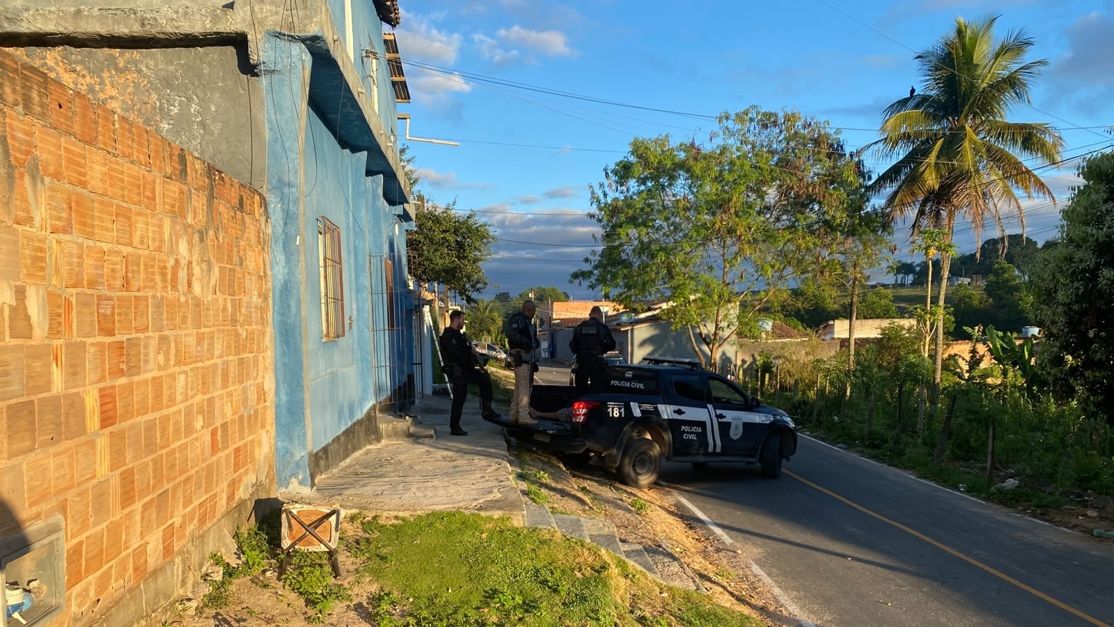 Acusado de homicídios morre e jovem é presa durante ação contra tráfico em Eunápolis