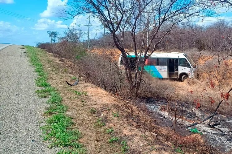Ônibus cai em ribanceira na BR-030 em Brumado após motorista passar mal