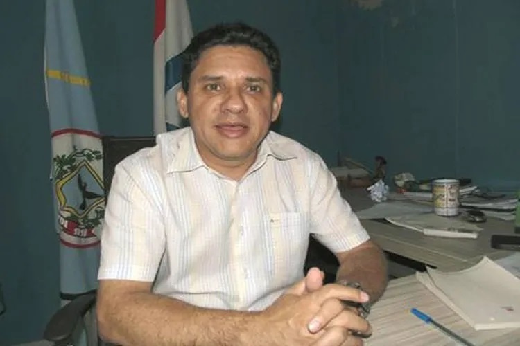 TCM ordena que ex-prefeito de Urandi devolva R$ 1,7 milhão por irregularidades em contratos