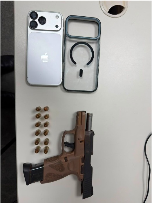 PM prende homem com pistola e motocicleta com placa adulterada em Feira de Santana