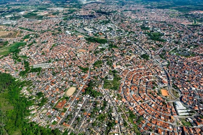 Jovem de 24 anos morre após levar garrafada em briga no centro de Camaçari