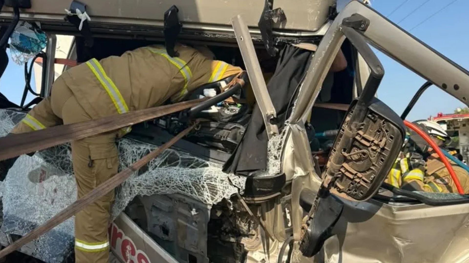 Motorista fica preso em ferragens após batida entre caminhões na BA-172, em Coribe