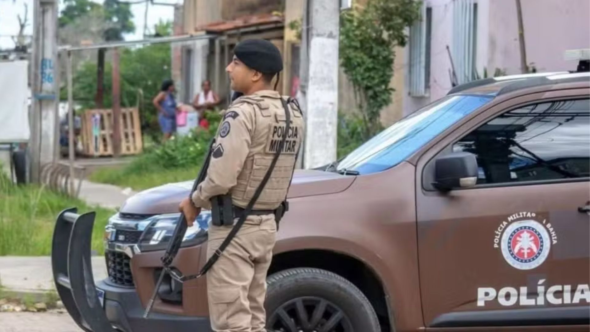 Mãe abandona filhos de um e dois anos e é presa embriagada em Conceição do Coité