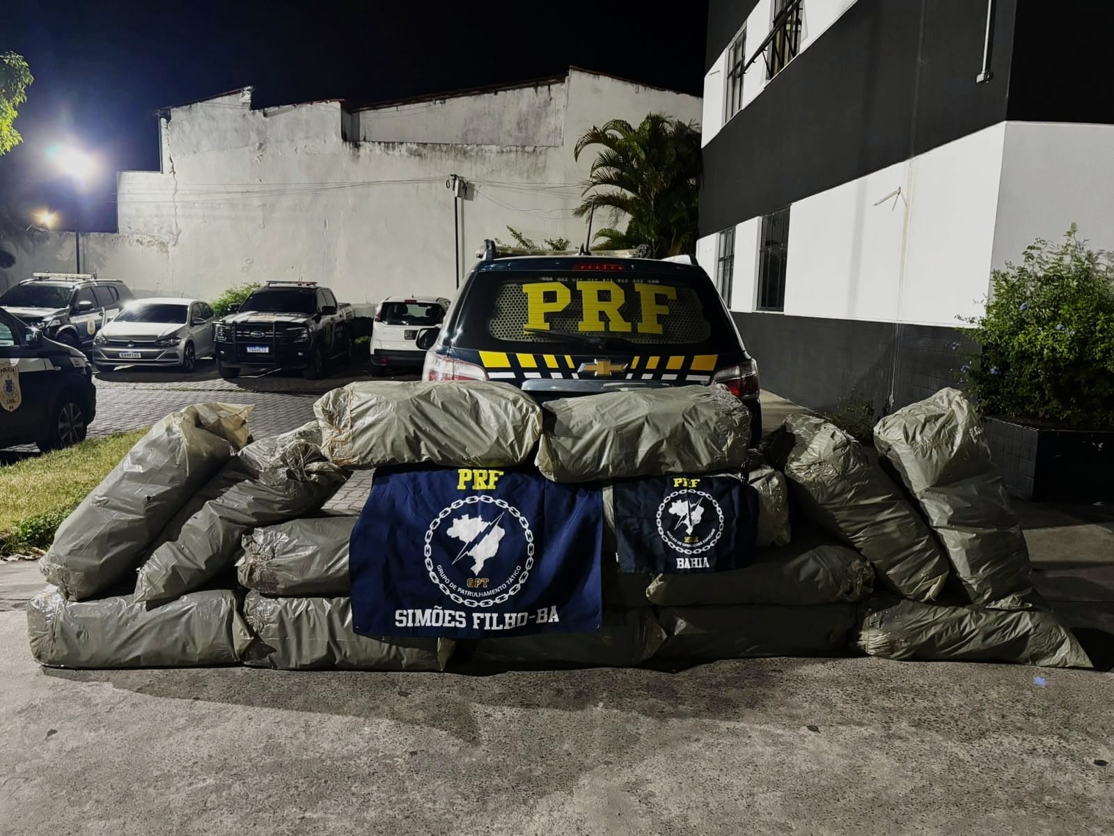 PRF apreende quase 100 kg de maconha em trecho da BR-324, em Feira de Santana
