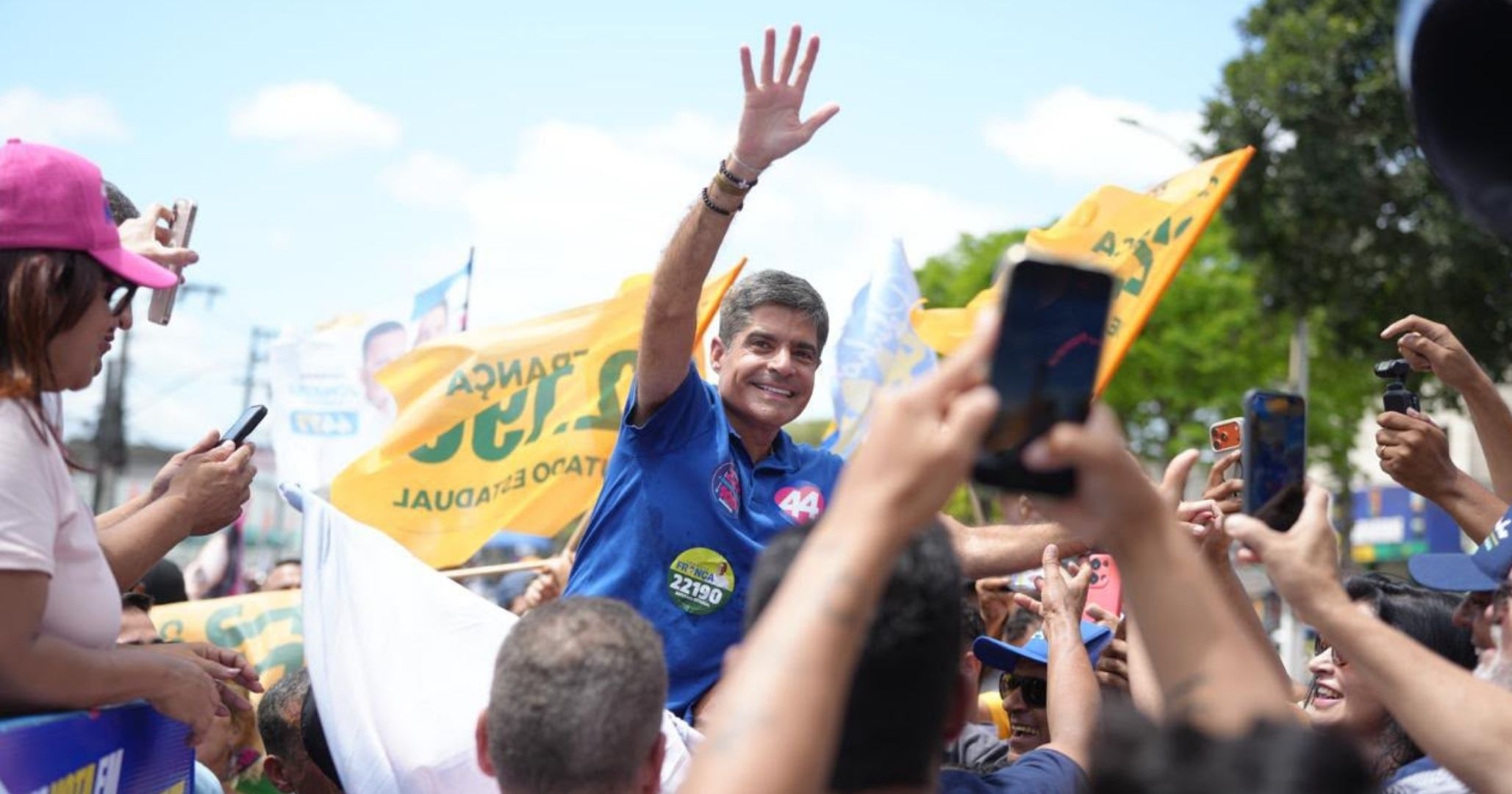 ACM Neto mobiliza apoiadores em carreata por Teixeira de Freitas