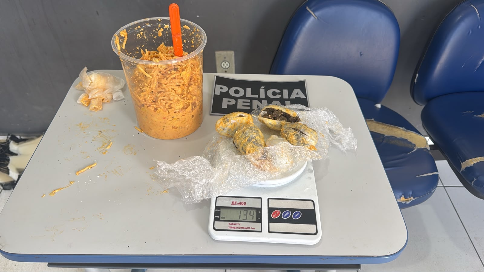 Mulher é presa com cocaína e maconha escondidas em estrogonofe em Feira de Santana