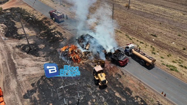 Caminhão carregado de feno pega fogo e causa interdição total na BR-242 no Extremo Oeste
