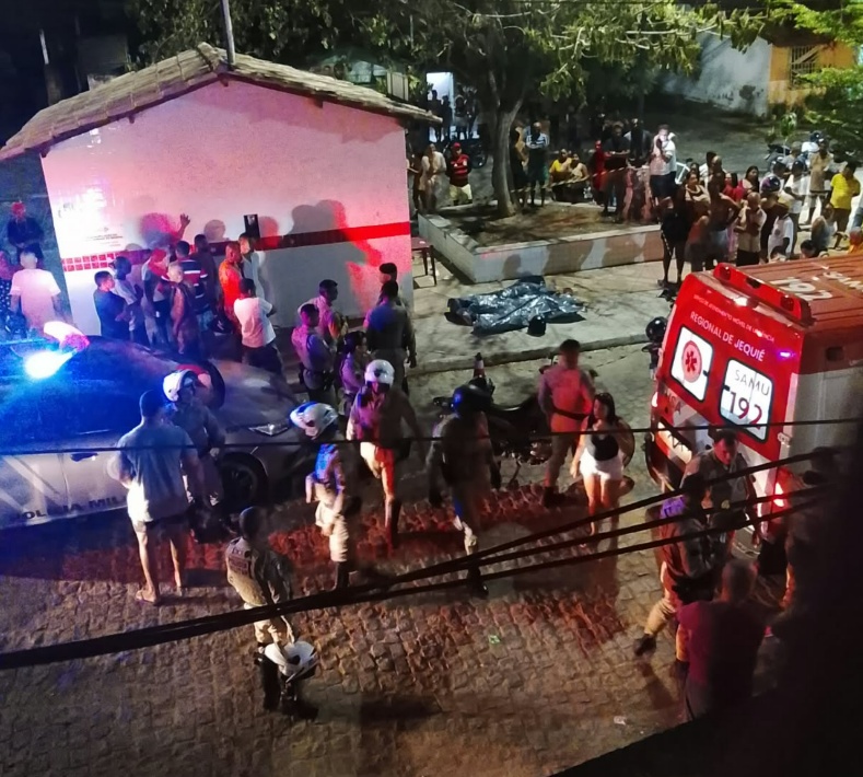 Ataque a tiros deixa dois mortos e um ferido em praça pública de Jequié