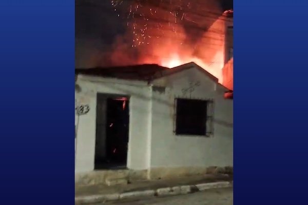 Casa de suspeito de sequestrar bebê no Sul da Bahia é incendiada