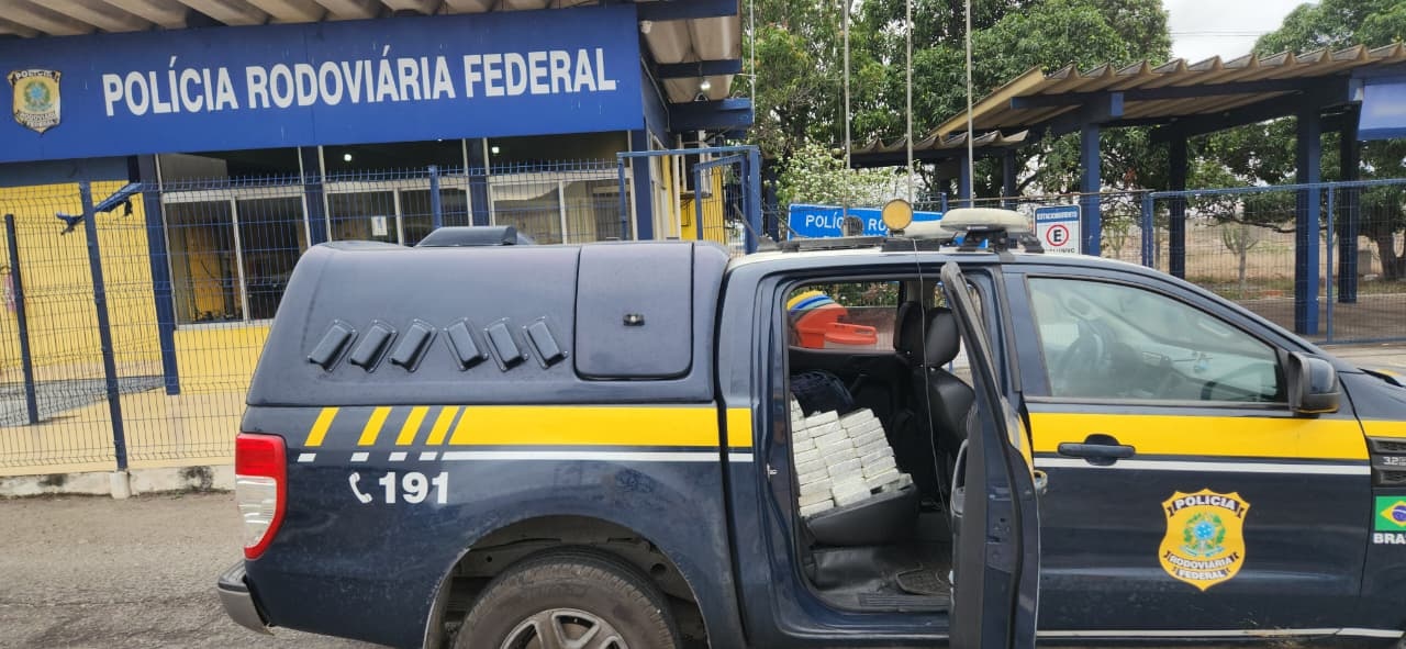 PRF apreende 50 kg de cocaína após suspeitos se envolverem em acidente na Bahia