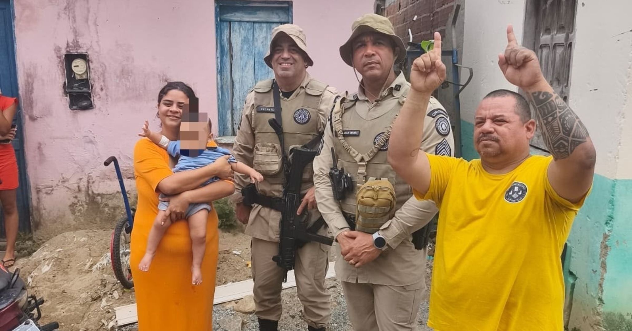 Bebê resgatado após sequestro recebe alta e reencontra família em Firmino Alves