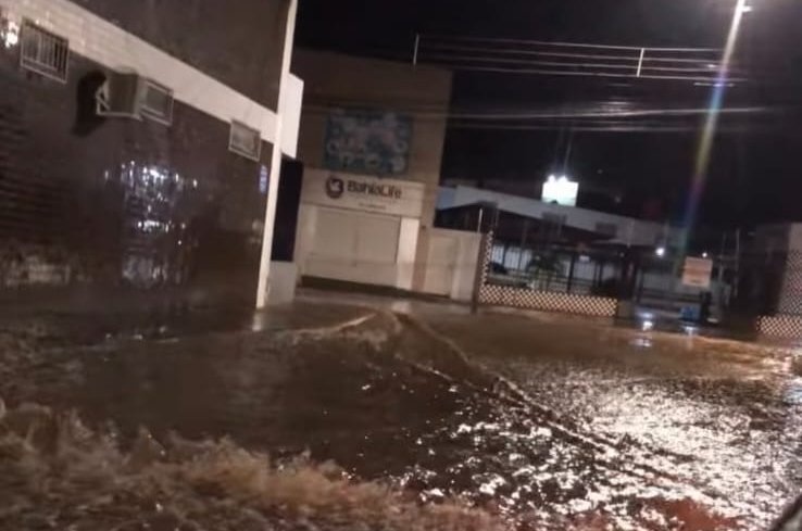 Chuva provoca alagamentos em Conquista durante madrugada