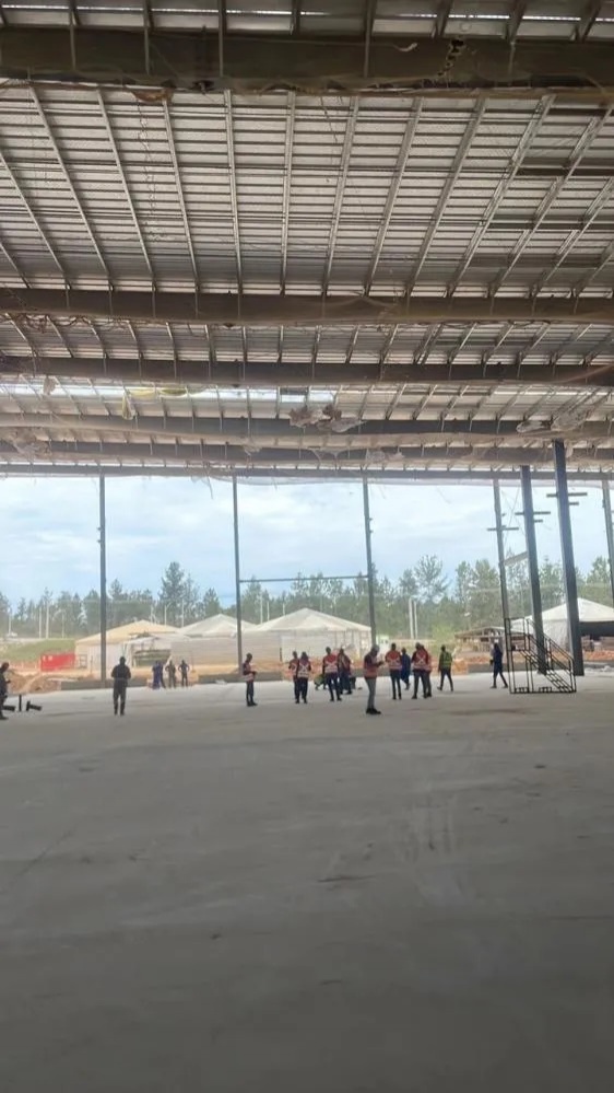 Trabalhador chinês morre após queda de 13 metros em canteiro de obras da BYD na Bahia