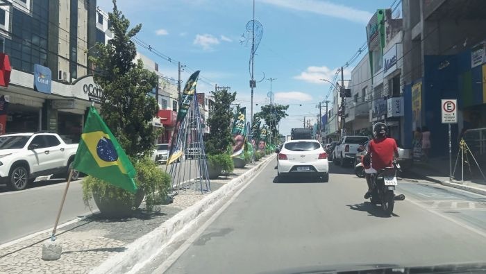 Cidade baiana tem mais propaganda visual de Flávio e maior mobilização pró-Lula no 'corpo a corpo'