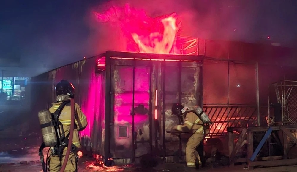 Incêndio em contêiner destrói mercadorias e causa prejuízo de R$ 100 mil em Feira