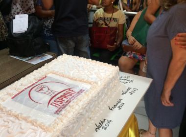 Lauro de Freitas: Professores fazem 'bolo do calote' para cobrar pagamento de direitos