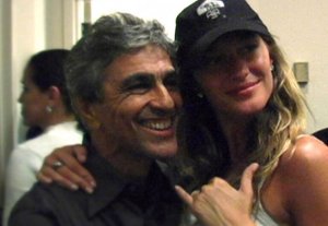 Gisele Bündchen diz que adora ouvir Caetano Veloso