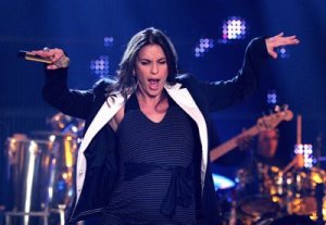 Ivete Sangalo continua se requebrando com barrigão