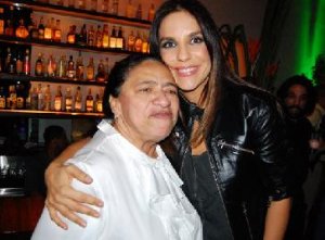 Ivete Sangalo prestigia aniversário de Lícia Fábio
