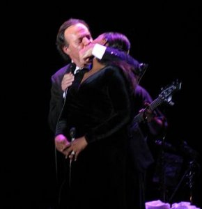 Tarado: Julio Iglesias dá beijo na boca na Bahia