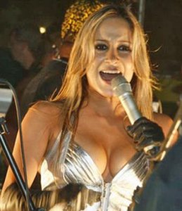 Claudia Leitte passa mal e exibe seios no Rio
