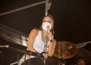 Esquisita: Claudia Leitte canta com máscara cirúrgica