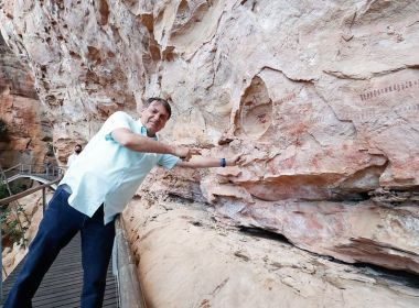 Bolsonaro 'paz e amor' é parte do cheiro de golpismo intermitente que atinge o Brasil