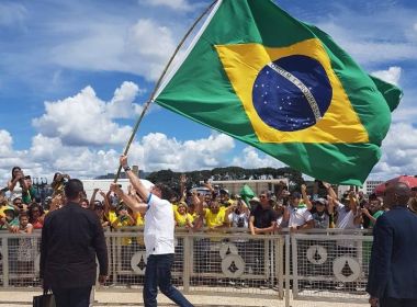 Participação de Bolsonaro em ato pró-governo expõe irresponsabilidade presidencial