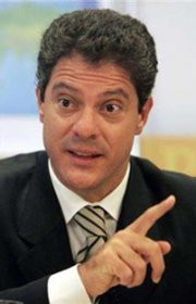 Ex-presidente demitido da Vale entrega rosa à Dilma