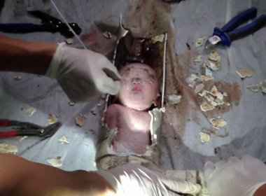 Bebê é resgatado de esgoto na China; suposta mãe se apresenta à polícia