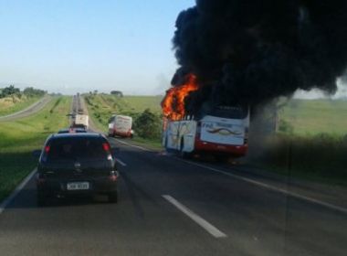 Incêndio em ônibus provoca congestionamento na BR-324