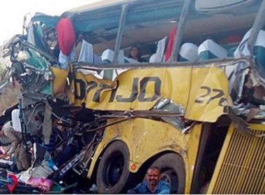 Trator cai em ônibus e mata pelo menos sete pessoas na BR-110