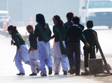 Talibã invade escola militar e mata pelo menos 17 estudantes