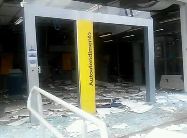 Inhambupe: Grupo explode agência do Banco do Brasil e ateia fogo em carro
