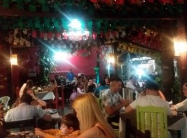 Porto Seguro: Dono de restaurante expulsa clientes após comentário racista sobre garçom