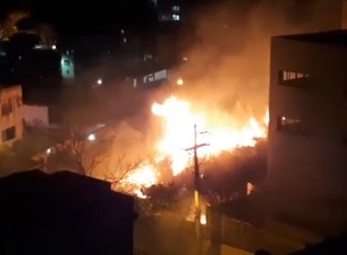 Incêndio atinge vegetação próximo a campus do Ifba no Barbalho