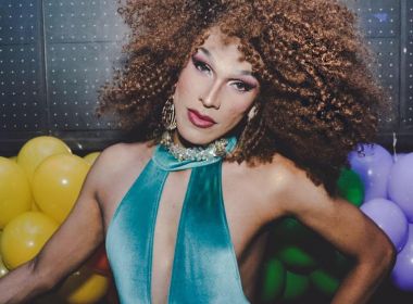 Drags são proibidas de entrar em delicatessen na Barra; relato foi publicado no Facebook