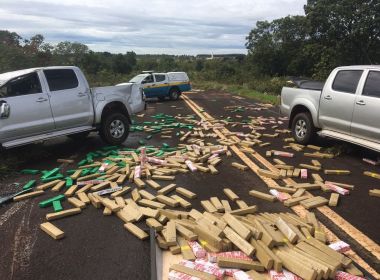 Caminhonete capota e tabletes de maconha ficam espalhados em rodovia do Mato Grosso do Sul