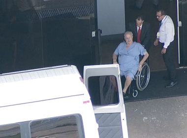 Paulo Maluf deixa hospital e viaja para cumprir prisão domiciliar em São Paulo