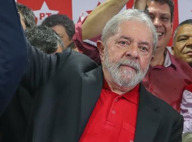 Lula fecha acordo com PF para se entregar neste sábado, diz jornal