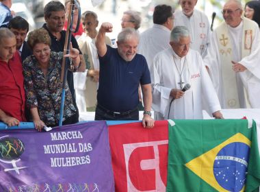 Em discurso inflamado, Lula diz que irá se entregar a PF 'de cabeça erguida'